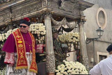 VIDEO | Sant’Agata 2026, applausi e fazzoletti bianchi: la spettacolare Salita di Sangiuliano