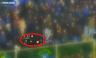VIDEO | Petardo dagli spalti ad Audero, arrestato ultras dell’Inter: le immagini