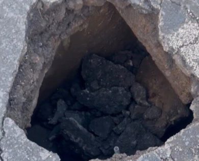 VIDEO | Voragine al Lungomare di Catania, Trantino: “Strada chiusa e invito alla prudenza per allerta arancione”