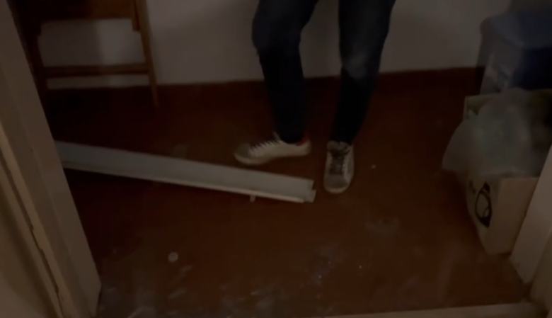 VIDEO | Vetri rotti, l’irruzione e le minacce alla famiglia costretta a scappare