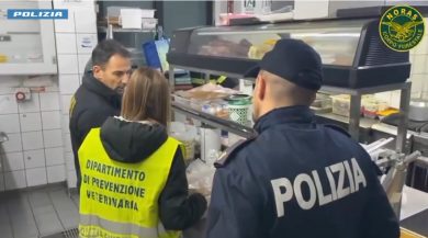 VIDEO | Pesce congelato venduto per fresco e carne diversa rispetto a quella scelta dal cliente: sanzioni a Catania