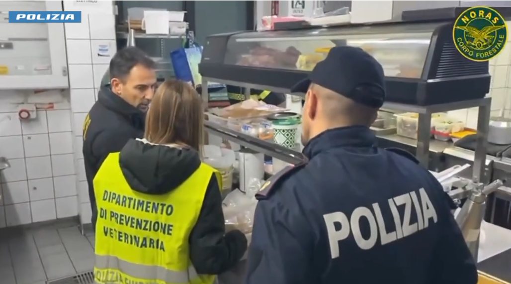 VIDEO | Pesce congelato venduto per fresco e carne diversa rispetto a quella scelta dal cliente: sanzioni a Catania