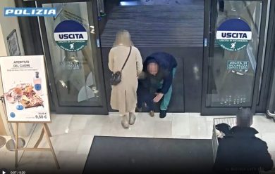 VIDEO | Tenta di rapire una bambina al supermercato, arrestato uomo: frattura del femore per la piccola