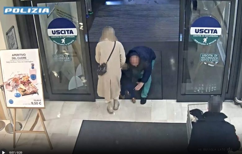 VIDEO | Tenta di rapire una bambina al supermercato, arrestato uomo: frattura del femore per la piccola