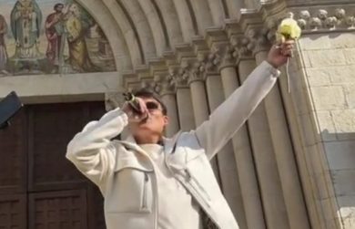 VIDEO | Sanremo: Sal Da Vinci canta tra i fan “Per sempre sì’,” via al flash mob. La città dei fiori in delirio