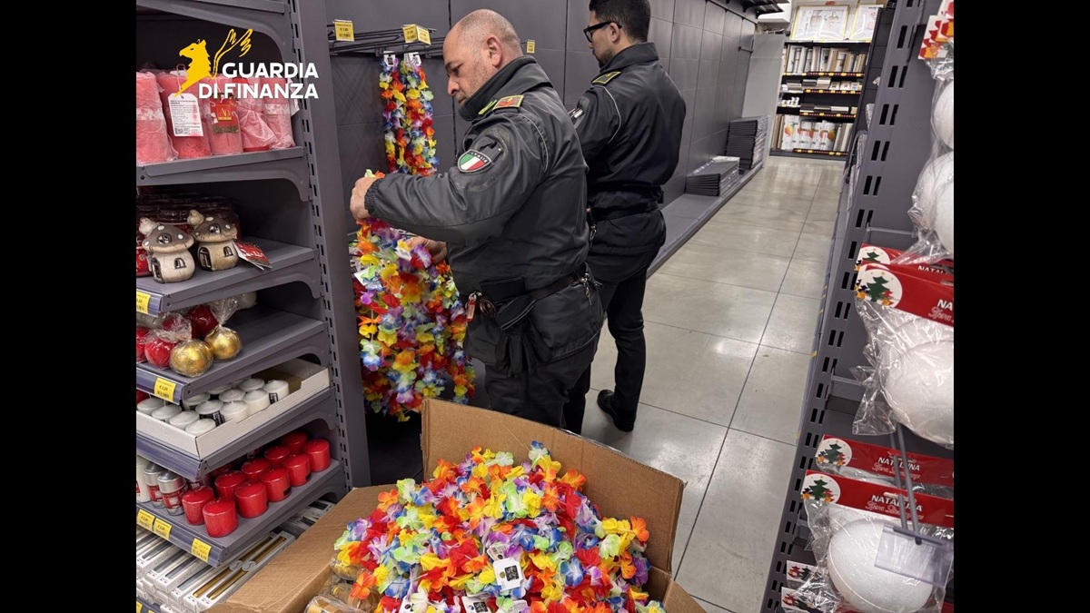Da Palermo a Enna, migliaia di articoli di Carnevale “non conformi”: scatta il sequestro Da Palermo a Enna, migliaia di articoli di Carnevale “non conformi”: scatta il sequestro