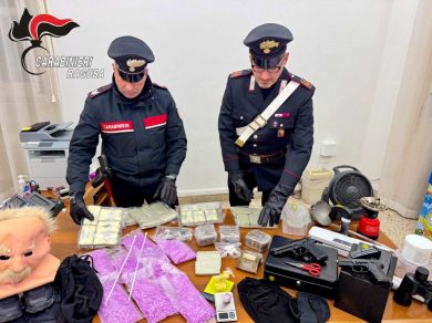 Ragusa, in casa con armi e quasi 10 chili di droga: arrestato 28enne