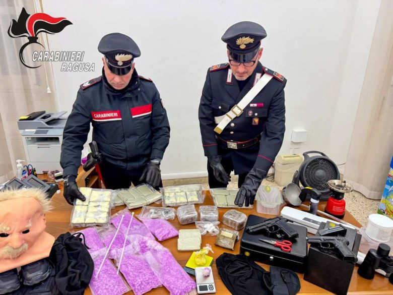 Ragusa, in casa con armi e quasi 10 chili di droga: arrestato 28enne