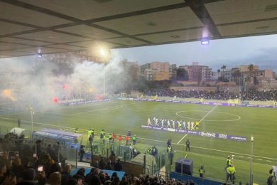 Il Catania inciampa ancora, il Siracusa la riprende nella ripresa con Di Paolo: 1-1 il finale. Le pagelle