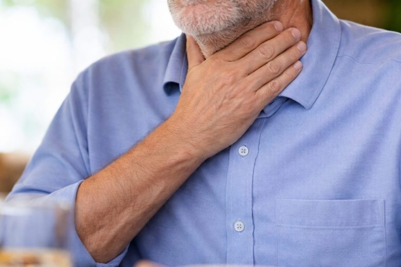 Cena si trasforma in tragedia, 69enne muore soffocato da un boccone