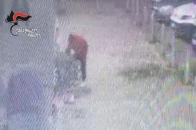 VIDEO | Shock al supermercato, uomo tenta di rapire un bambino: le immagini
