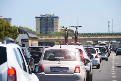 Il parco auto siciliano è eccessivo, vecchio e inquinante