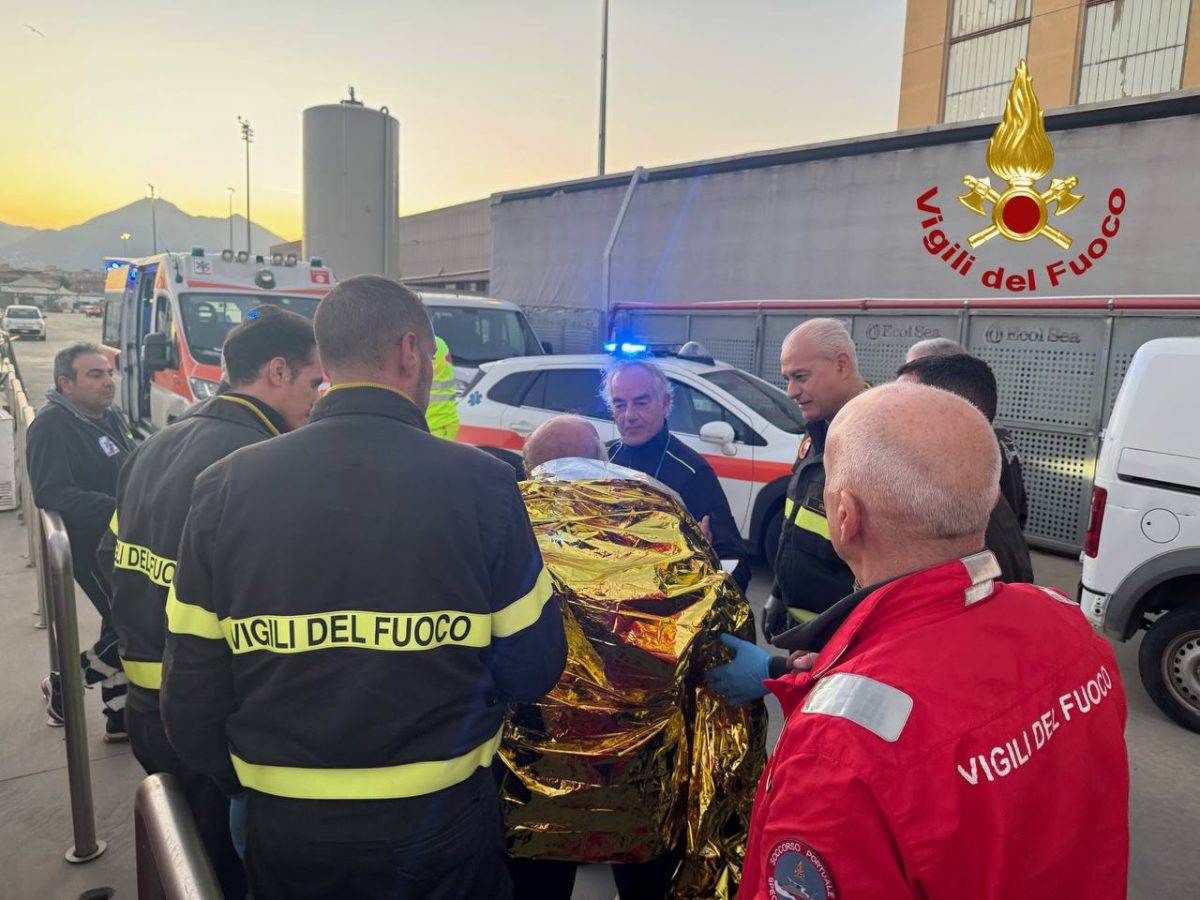 Paura a Palermo, uomo cade in mare: salvato dai vigili del fuoco Paura a Palermo, uomo cade in mare: salvato dai vigili del fuoco