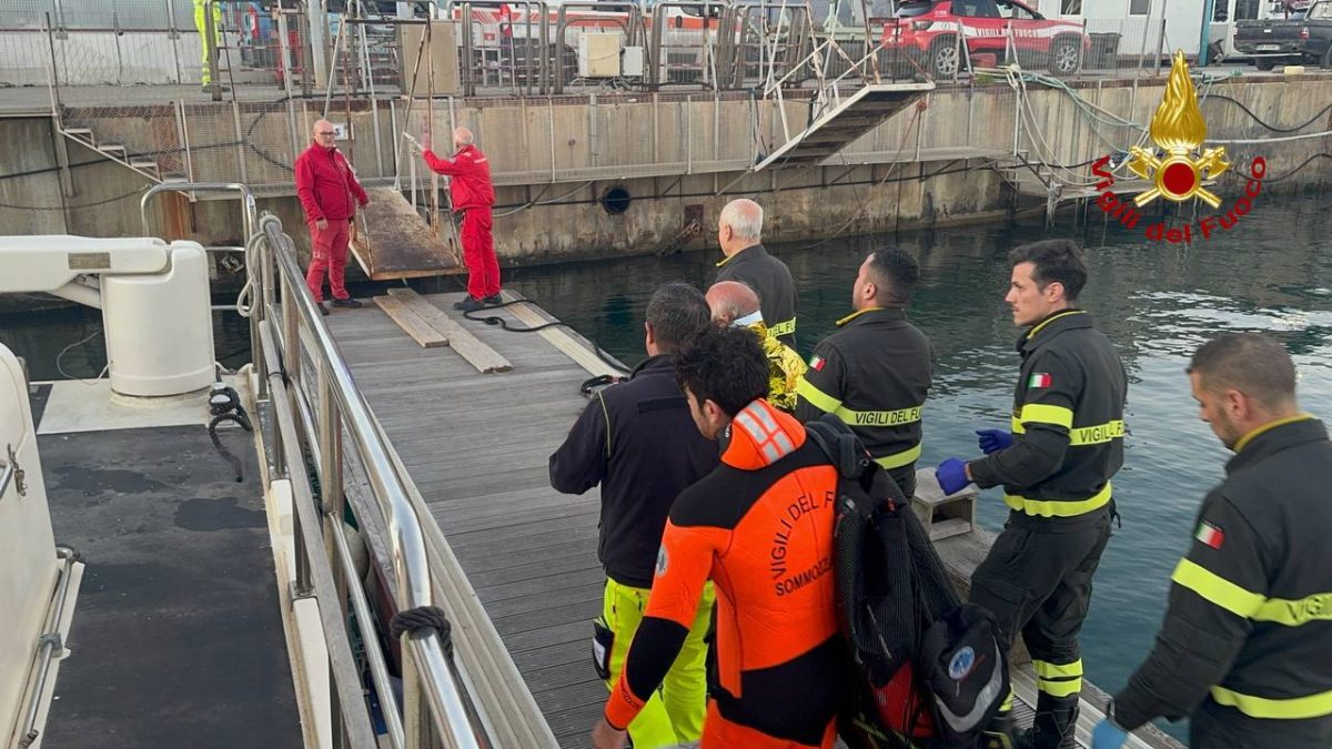 Paura a Palermo, uomo cade in mare: salvato dai vigili del fuoco Paura a Palermo, uomo cade in mare: salvato dai vigili del fuoco