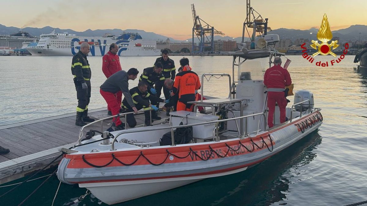 Paura a Palermo, uomo cade in mare: salvato dai vigili del fuoco Paura a Palermo, uomo cade in mare: salvato dai vigili del fuoco