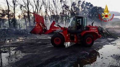 Domato definitivamente l’incendio nell’impianto di trattamento dei rifiuti in plastica nel Palermitano