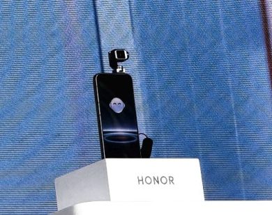 Honor svela al MWC 2026 il Robot Phone, lo smartphone che si muove