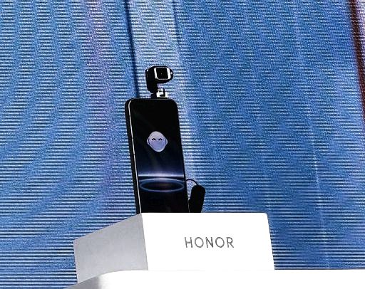 Honor svela al MWC 2026 il Robot Phone, lo smartphone che si muove