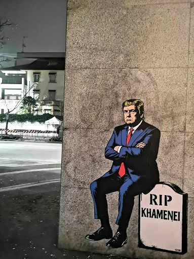 Al Consolato dell’Iran a Milano murale con Trump seduto su lapide Khamenei