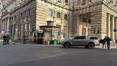 Allarme per trolley abbandonato a largo Chigi a Roma