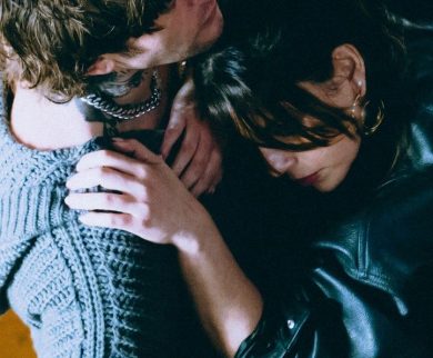 Emma e Rkomi annunciano la loro prima collaborazione con “Vacci Piano”