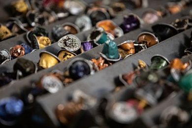 Capsule caffè in alluminio, Milano apripista: si buttano con la plastica