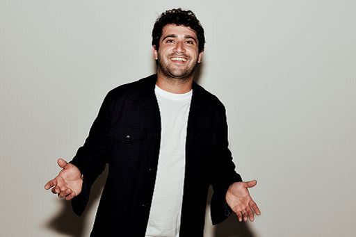 Vittorio Pettinato torna a teatro con “Centro di vanità permanente”