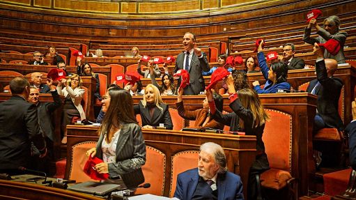 Iran, protesta M5s in Senato: berretti stile Maga ma con ‘No alla guerra’