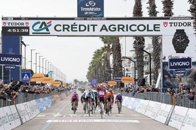 Ciclismo, Mathieu van der Poel vince anche a Martinsicuro