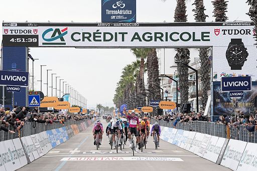 Ciclismo, Mathieu van der Poel vince anche a Martinsicuro