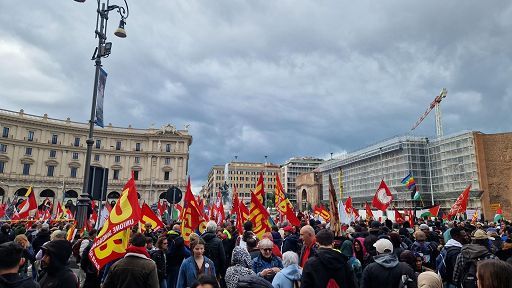 Roma, partito il corteo per il “No sociale”