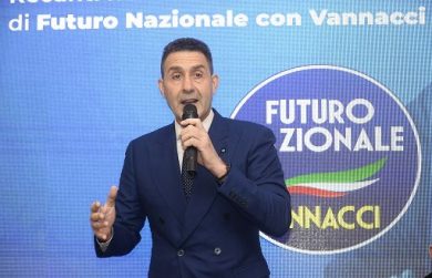 FnV, show di Vannacci a teatro a Montecatini: “Altro che flop”. E attacca giornalisti