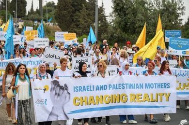 ”Barefoot Walk”, madri israeliane e palestinesi insieme per la pace