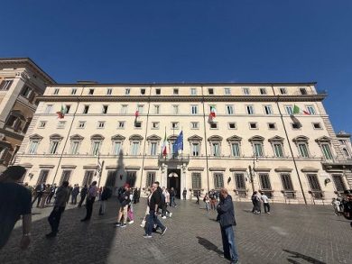 Giornata Unità, curiosi e turisti in piazza Colonna per le bande musicali