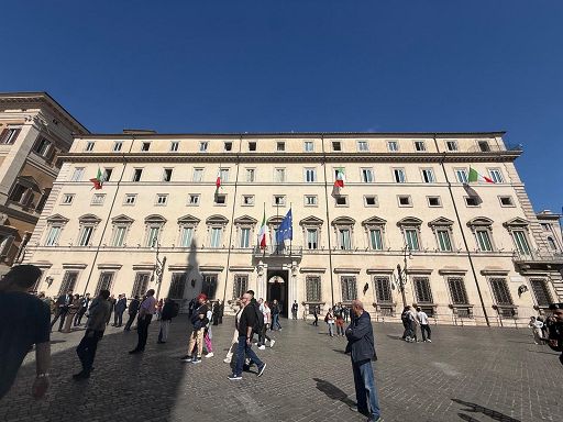 Giornata Unità, curiosi e turisti in piazza Colonna per le bande musicali