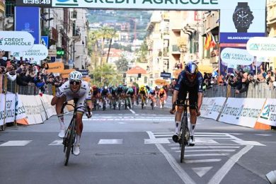 Ciclismo, Milano-Sanremo: Pogacar cade, rimonta e trionfa