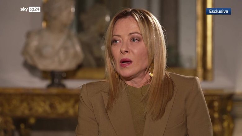 Bossi, arrivata Meloni a Pontida: applausi ma anche il coro “Secessione”