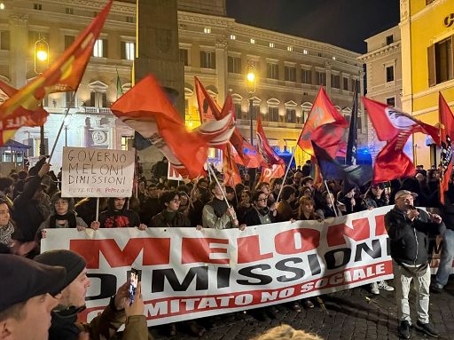 Protesta studenti e operai davanti alla Camera: Meloni dimissioni