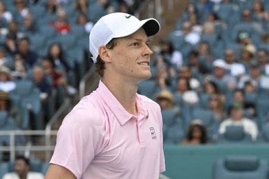 Tennis, Sinner soffre ma è ai quarti a Miami