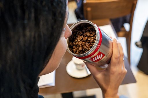 Illy rafforza partnership con Seconda Chance: 50 borse studio per detenuti