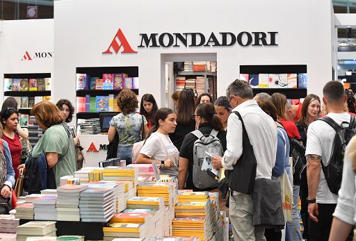 Mondadori presenta offerta per acquisire l’editoria scolastica di Hoepli