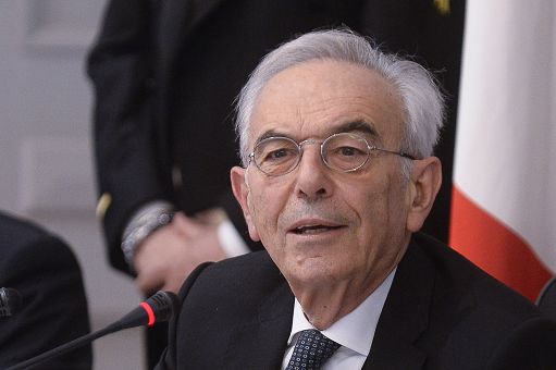 Amoroso: Costituzione non immodificabile ma con buon senso e dialogo