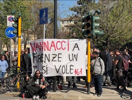 Sede FnV a Firenze, presidio fiume antifa. Vannacci: in Carta no art. su antifascismo