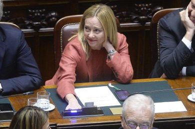 Meloni al contrattacco: governo mai smesso lavorare. E va in Parlamento