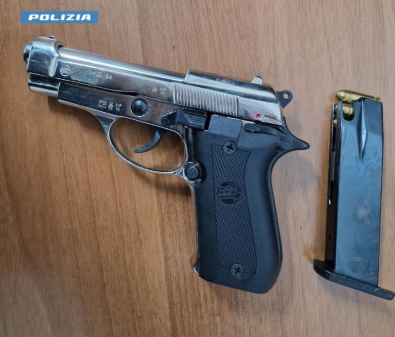 In auto con una pistola e hashish, arrestato uomo a Siracusa