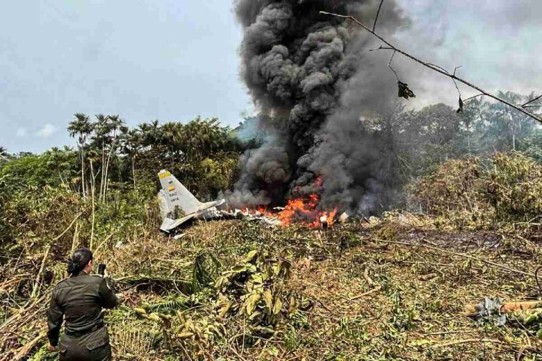 Tragedia in Colombia: aereo militare precipita e va a fuoco con oltre 100 soldati a bordo