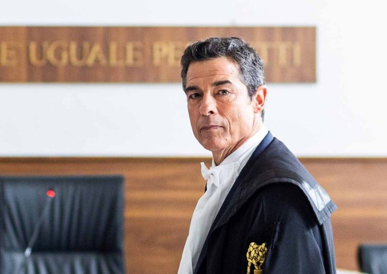 “Così sono diventato l’avvocato Guido Guerrieri”. Alessandro Gassmann in tv tra studio, toga e boxe