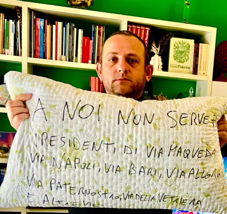 VIDEO | Palermo, in Consiglio Comunale pigiama e cuscino per l’assessore Forzinetti