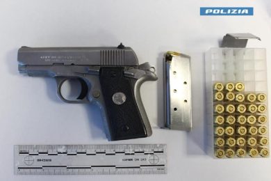 Armi e munizioni in camera da letto, arrestato 51enne nel Siracusano