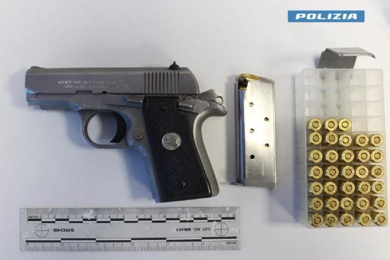 Armi e munizioni in camera da letto, arrestato 51enne nel Siracusano